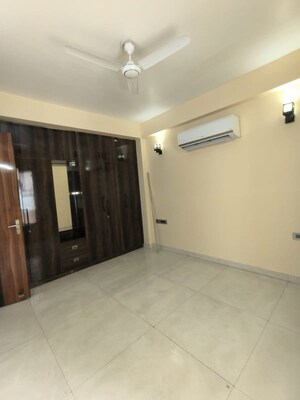 Room in 3 BHK Builder Floor at Sector 45 – for Rent
