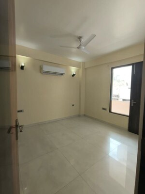 Room in 3 BHK Builder Floor at Sector 45 – for Rent