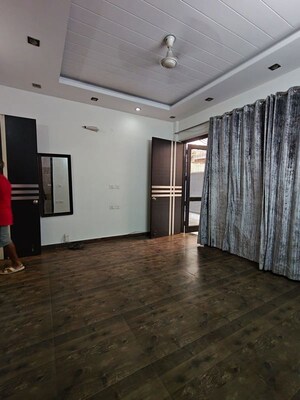 Room in 2.5 BHK Builder Floor at Sector 15 – for Rent