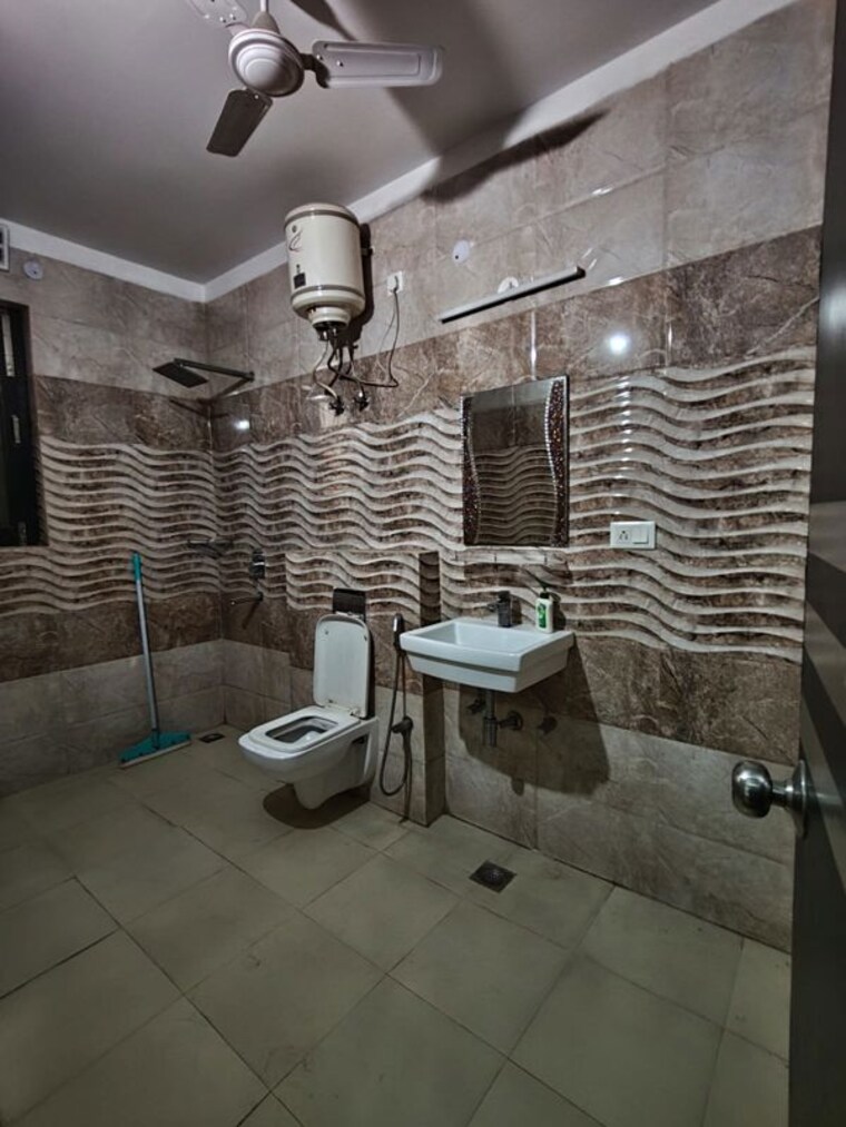 Bathroom, sector 15 2.5 Bedroom 1500 Sq.Ft. Builder Floor In Sector 15 Gurgaon 10501100