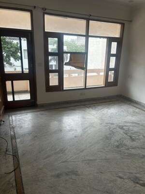 Room in 3 BHK Builder Floor at Sector 10 – for Rent