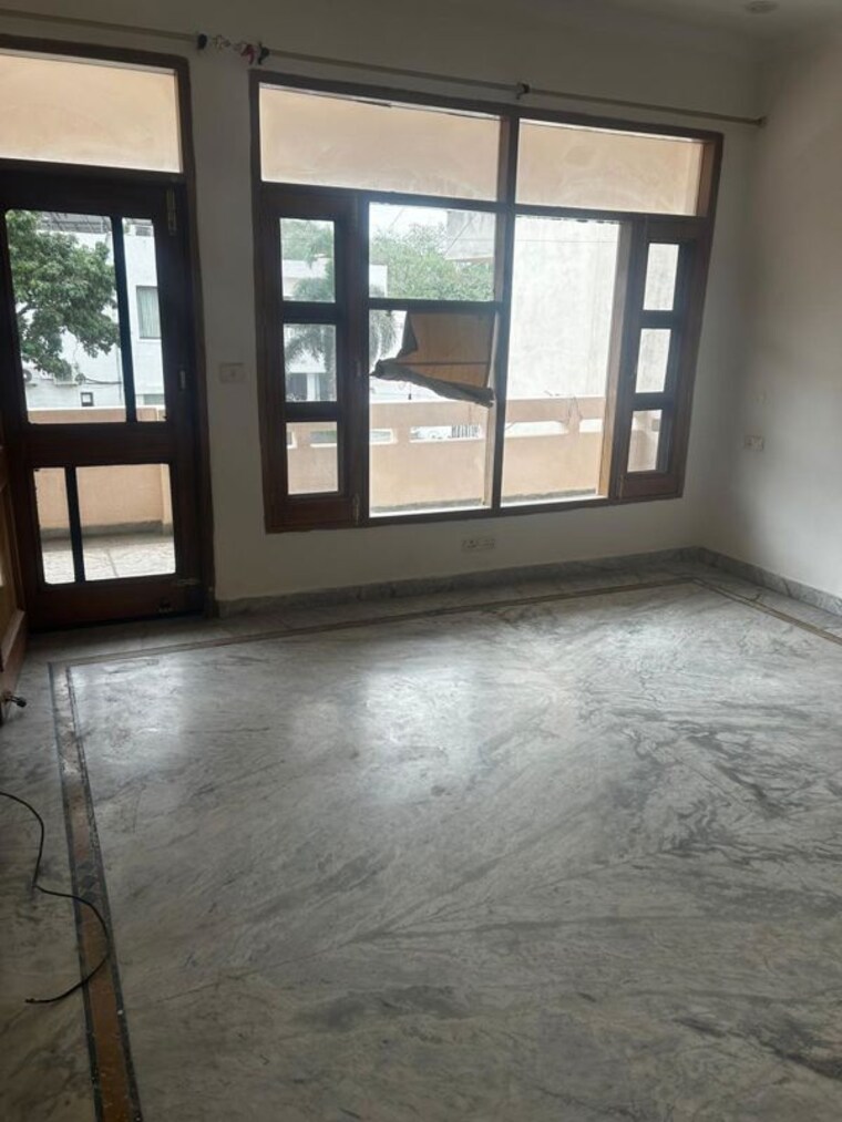 Room, sector 10 3 Bedroom 2000 Sq.Ft. Builder Floor In Sector 10 Chandigarh 10501127