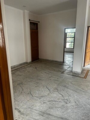 Room in 3 BHK Builder Floor at Sector 10 – for Rent