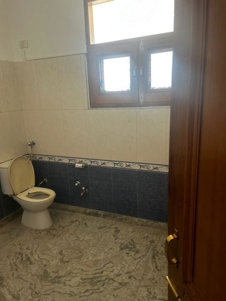 Bathroom, sector 10 3 Bedroom 2000 Sq.Ft. Builder Floor In Sector 10 Chandigarh 10501127