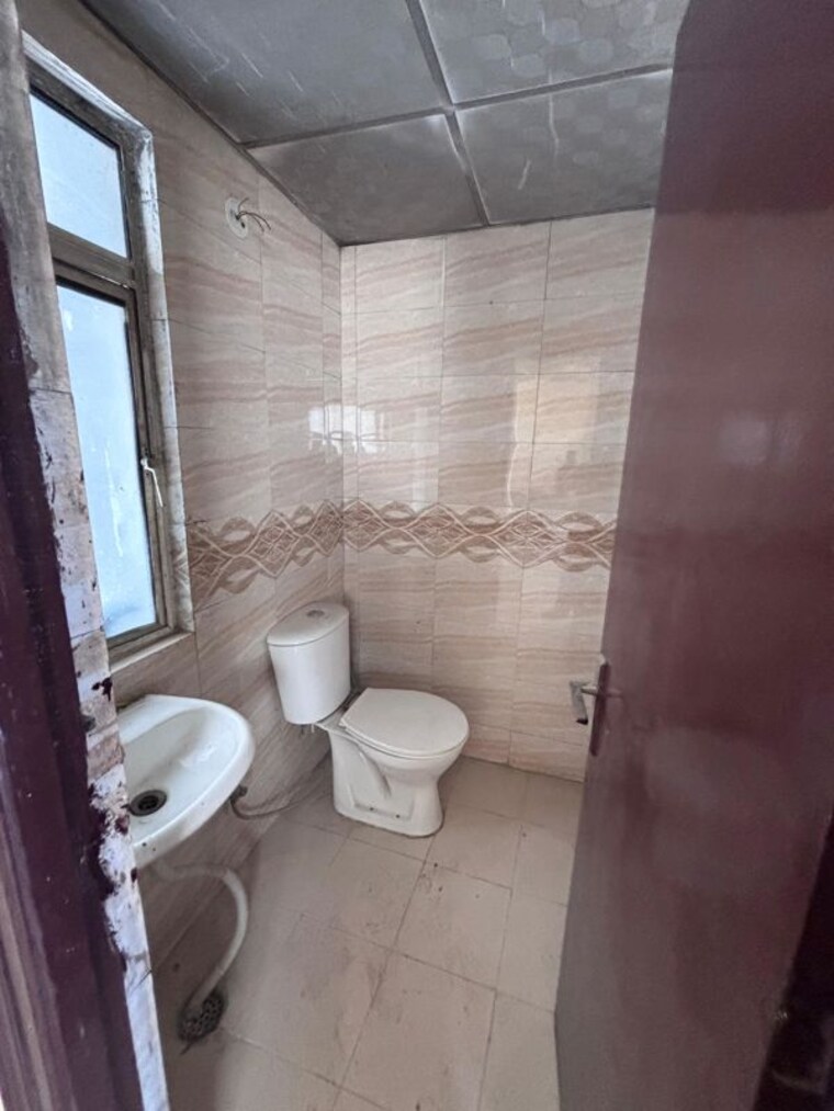Bathroom, shyam-bankey-bihari-sharnam 2 Bedroom 1100 Sq.Ft. Apartment In Raj Nagar Extension Ghaziabad 10501174