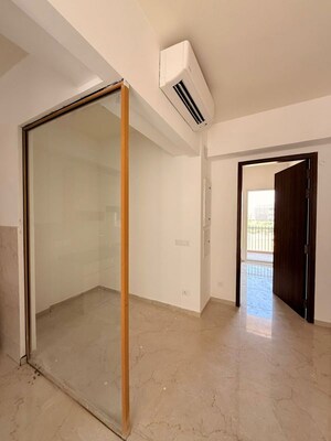Room in 3 BHK Apartment at Smart World Orchard, Sector 61 – for Sale
