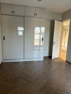 Room in 3 BHK Apartment at Smart World Orchard, Sector 61 – for Sale