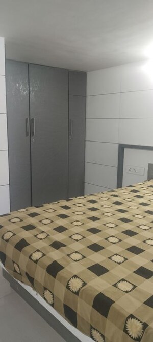 Room in  Showroom at Navrangpura – for Rent