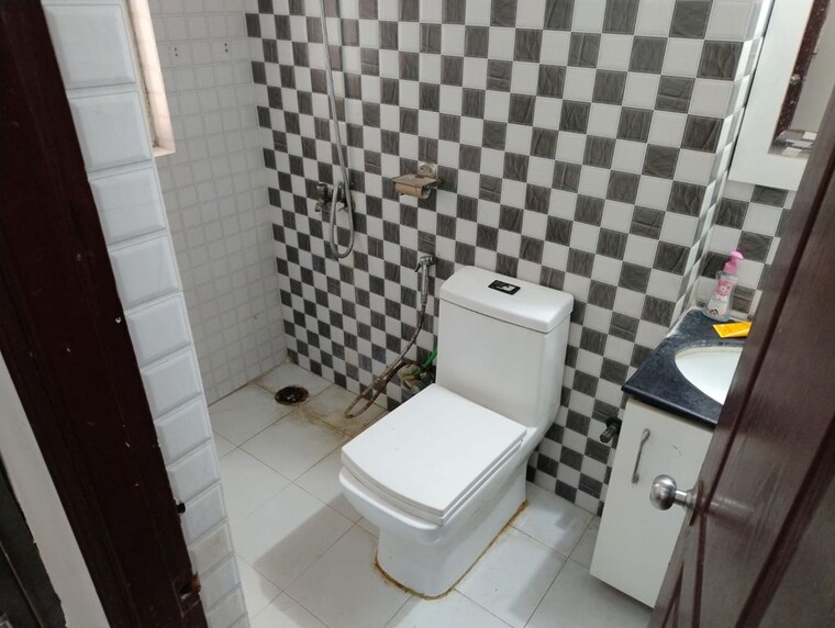 Attached Bathroom, paras-tierea 2 Bedroom 825 Sq.Ft. Apartment In Sector 137 Noida 10501268