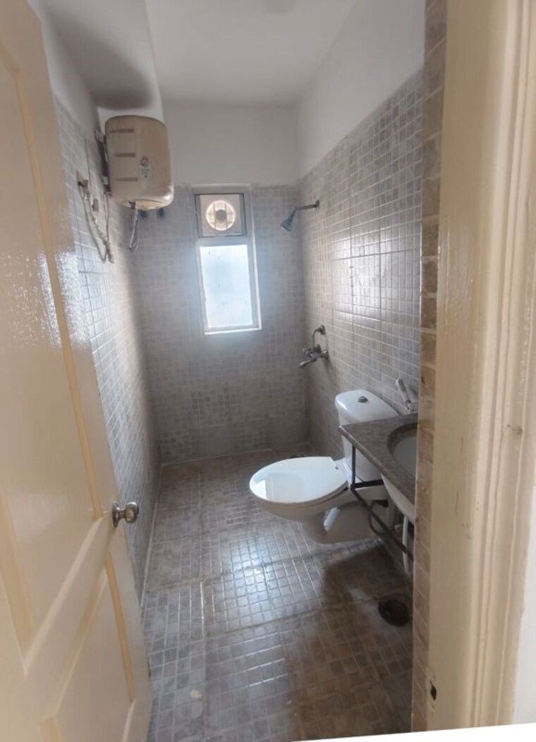 Bathroom, paras-tierea 2 Bedroom 925 Sq.Ft. Apartment In Sector 137 Noida 10501290