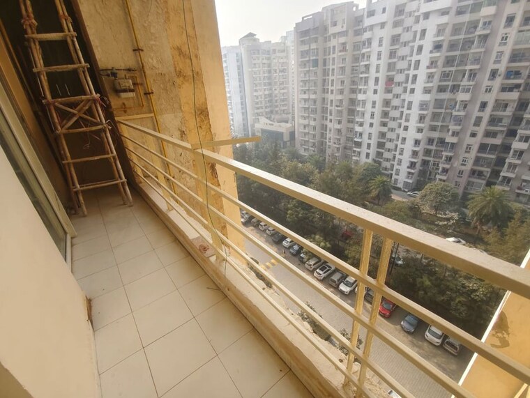 Balcony, paras-tierea 2 Bedroom 925 Sq.Ft. Apartment In Sector 137 Noida 10501290