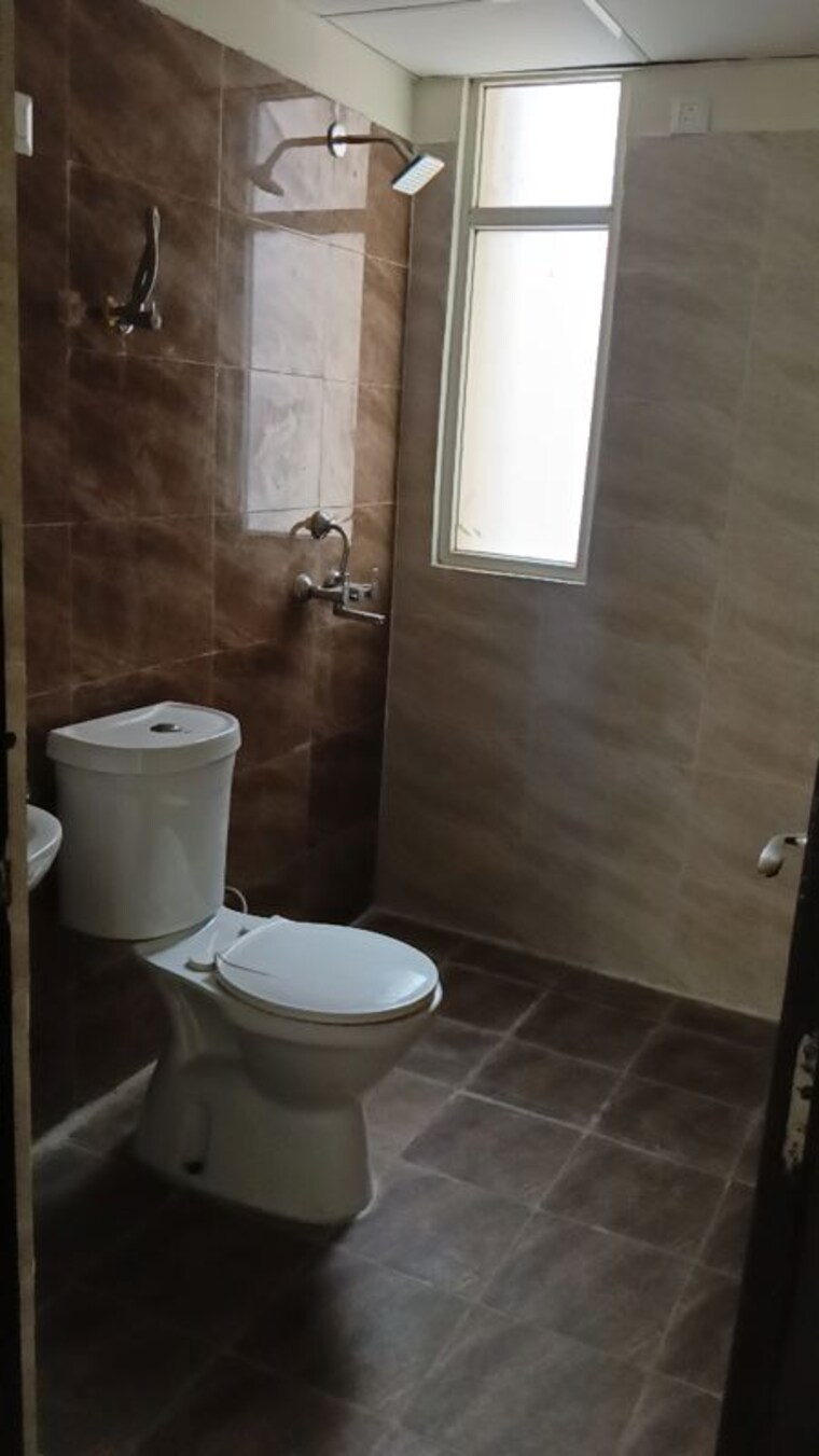 Bathroom, sector 75 3 Bedroom 1700 Sq.Ft. Apartment In Sector 75 Noida 10501348