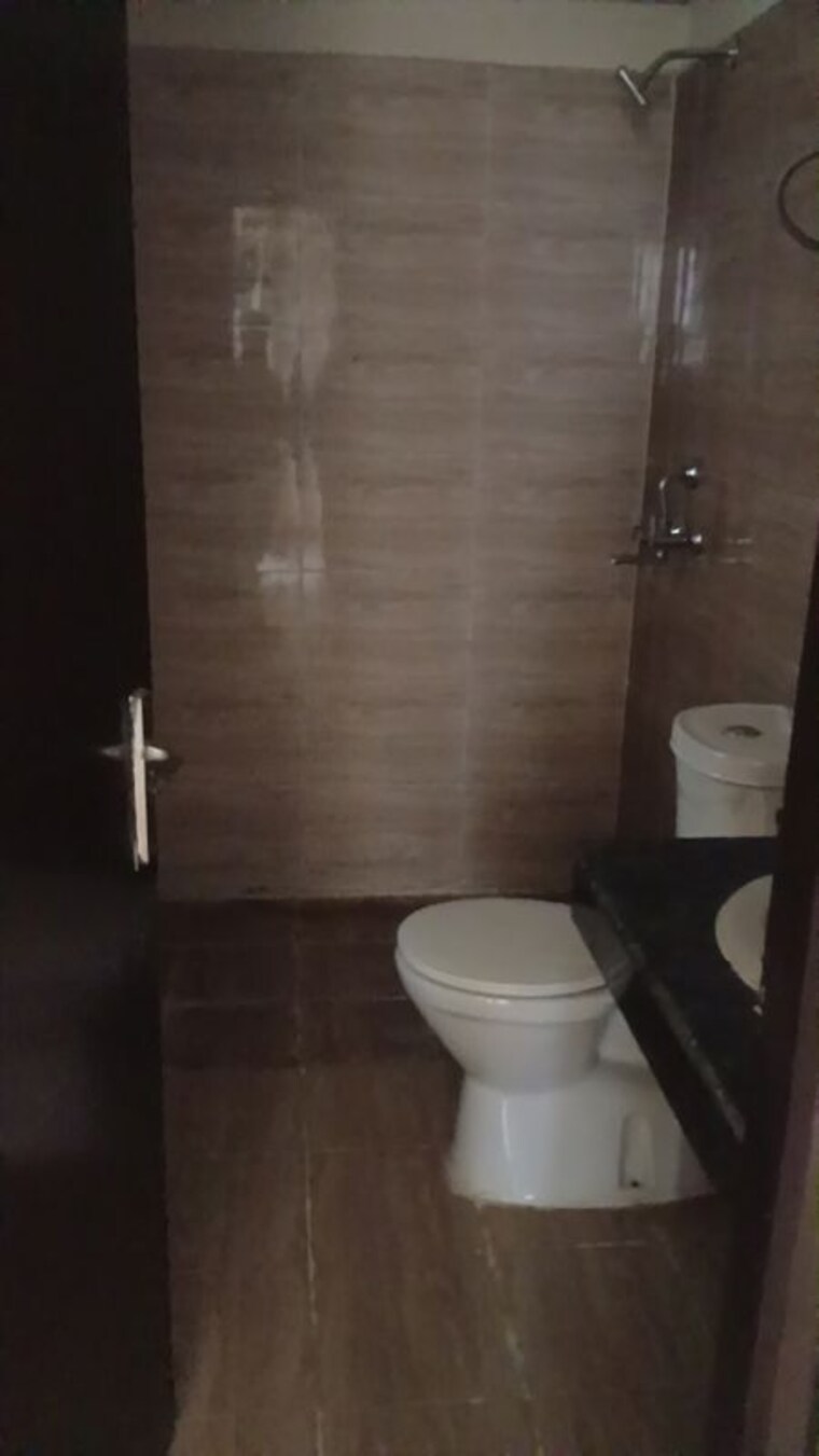 Bathroom, sector 75 3 Bedroom 1700 Sq.Ft. Apartment In Sector 75 Noida 10501348