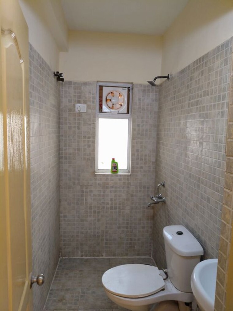 Attached Bathroom, paras-tierea 3 Bedroom 1285 Sq.Ft. Apartment In Sector 137 Noida 10494434
