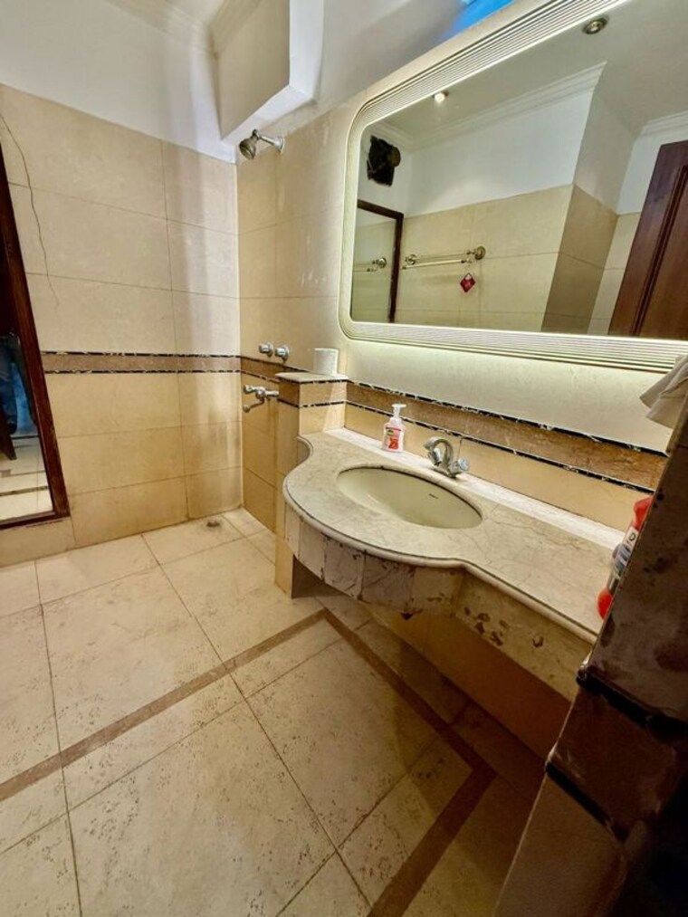 Bathroom, greater kailash i 3 Bedroom 150 Sq.Yd. Builder Floor In Greater Kailash I Delhi 10501377