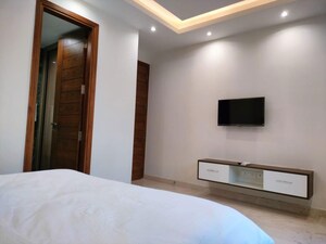 Room in 4 BHK Builder Floor at Sushant Lok Iii – for Rent