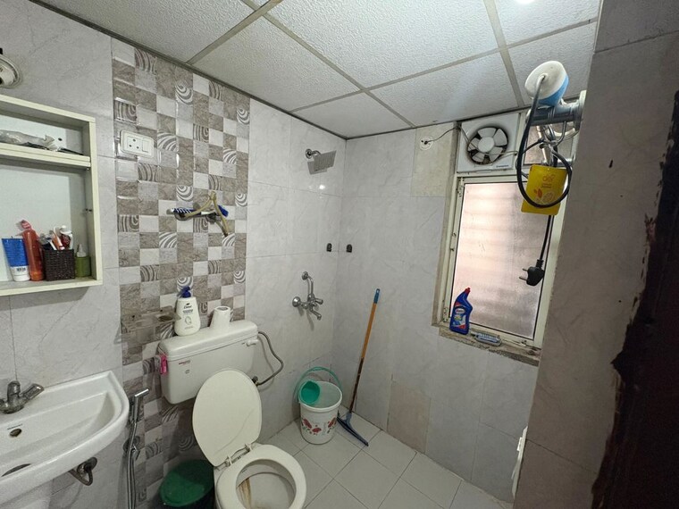Bathroom, galaxy-north-avenue 2.5 Bedroom 1175 Sq.Ft. Apartment In Gaur City 1 Greater Noida 10501406