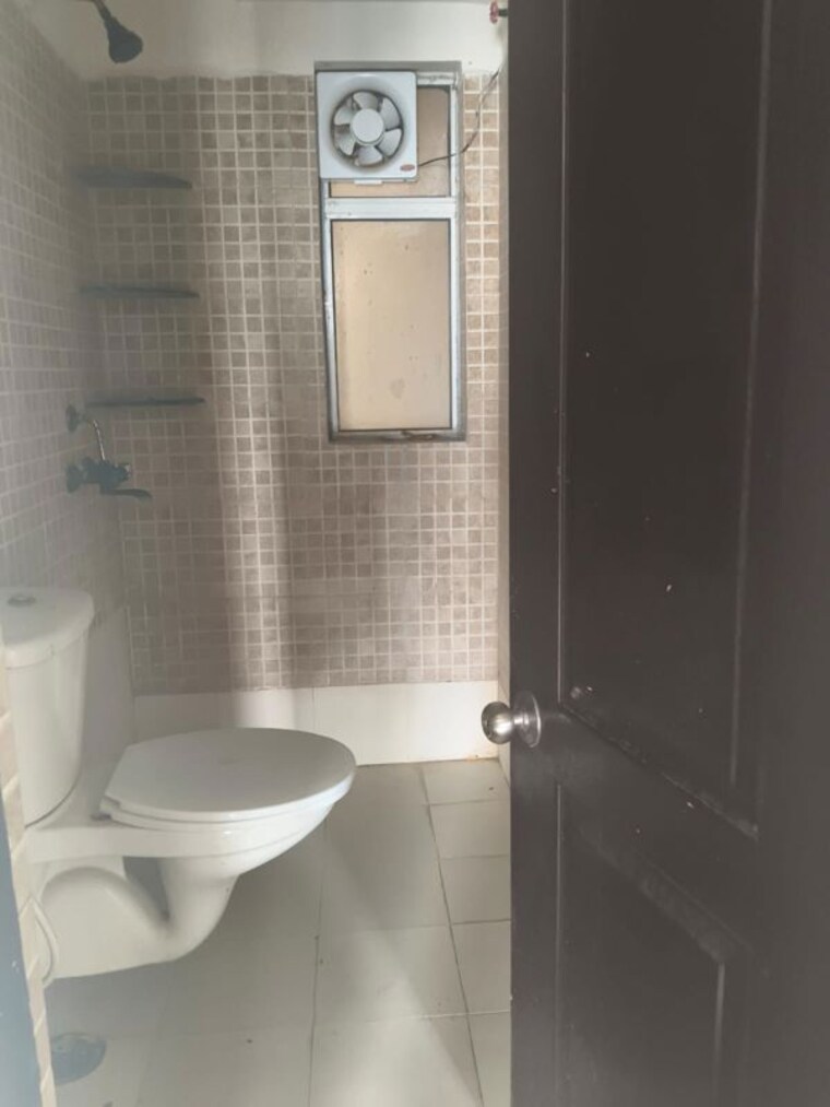 Bathroom, paras-tierea 3 Bedroom 1330 Sq.Ft. Apartment In Sector 137 Noida 10501404