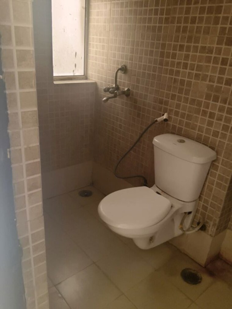 Bathroom, paras-tierea 3 Bedroom 1330 Sq.Ft. Apartment In Sector 137 Noida 10501404