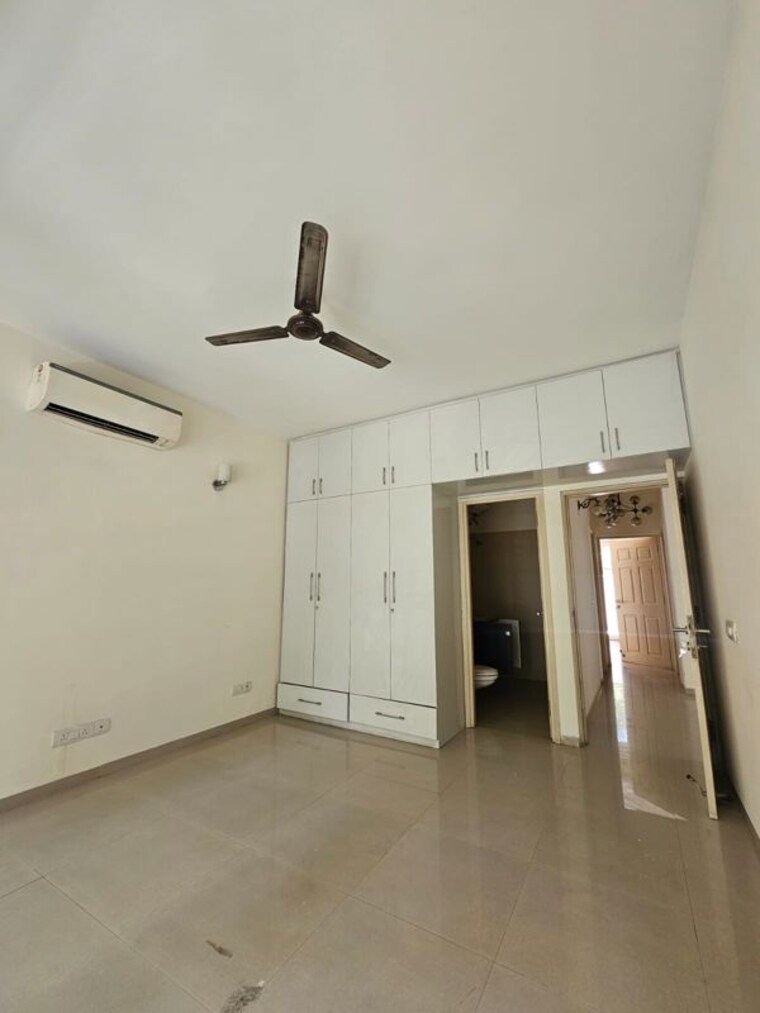 Room, emaar-emerald-floors-select 4 Bedroom 3150 Sq.Ft. Apartment In Sector 65 Gurgaon 10501433