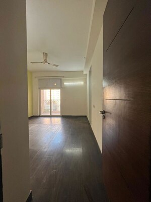 Room in 4 BHK Apartment at Mahagun Moderne, Sector 78 – for Rent