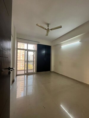 Room in 4 BHK Apartment at Mahagun Moderne, Sector 78 – for Rent