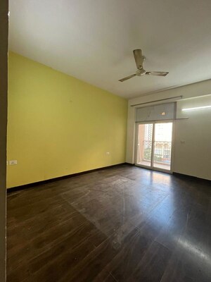 Room in 4 BHK Apartment at Mahagun Moderne, Sector 78 – for Rent