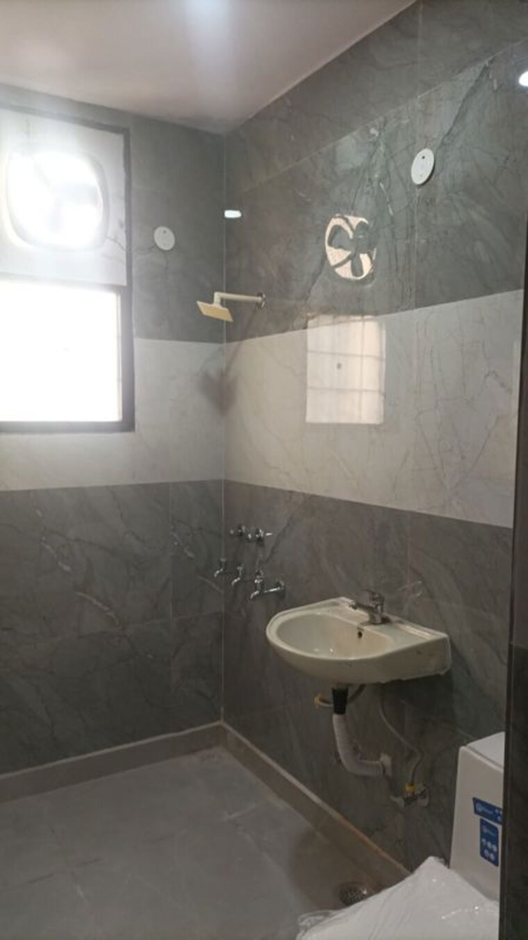 Bathroom, green fields colony 3 Bedroom 1696 Sq.Ft. Builder Floor In Green Fields Colony Faridabad 10501486