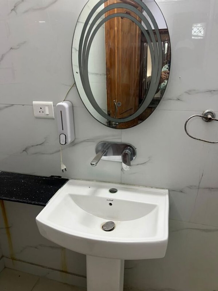 Bathroom, shanti-kunj-noida 3 Bedroom 1650 Sq.Ft. Apartment In Sector 61 Noida 10501534