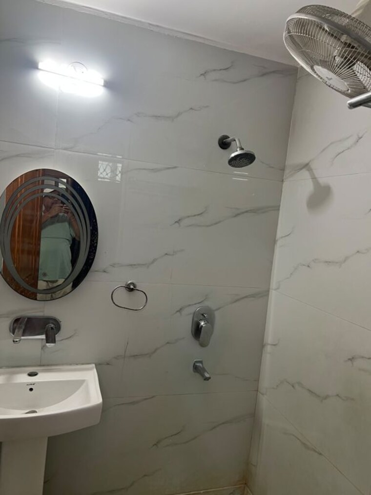 Bathroom, shanti-kunj-noida 3 Bedroom 1650 Sq.Ft. Apartment In Sector 61 Noida 10501534