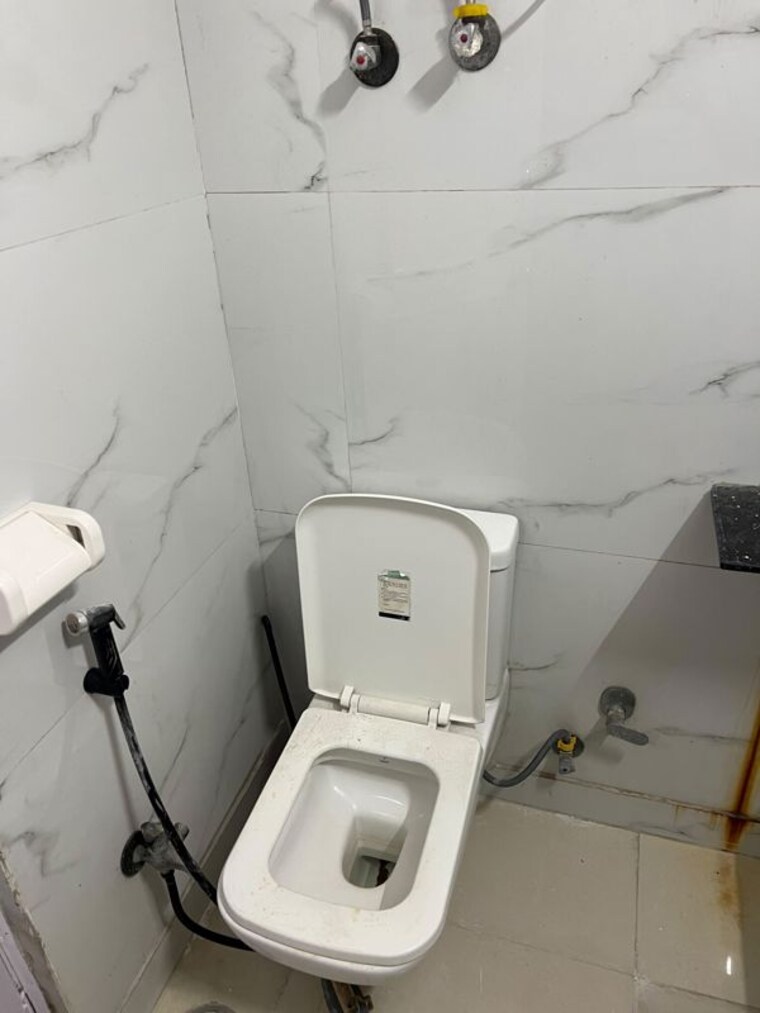 Bathroom, shanti-kunj-noida 3 Bedroom 1650 Sq.Ft. Apartment In Sector 61 Noida 10501534