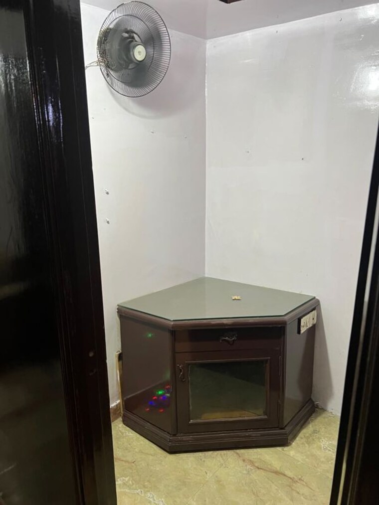 Bathroom, shanti-kunj-noida 3 Bedroom 1650 Sq.Ft. Apartment In Sector 61 Noida 10501534