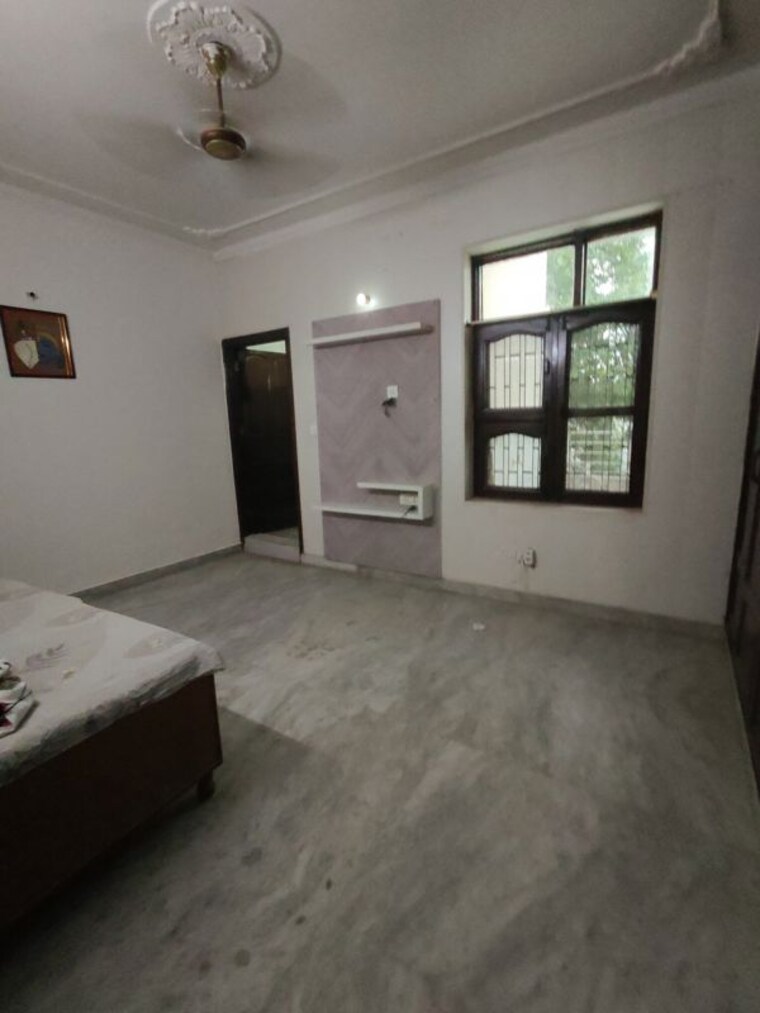 Room, sector 8 3 Bedroom 250 Sq.Yd. Builder Floor In Sector 8 Faridabad 10501578