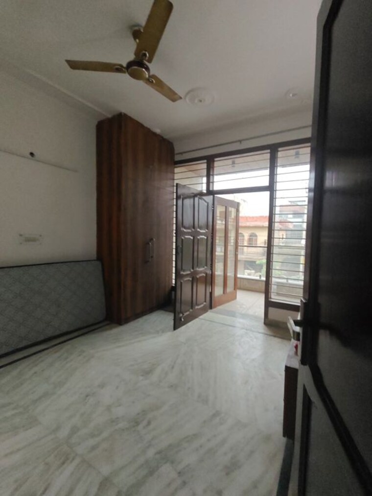 Room, sector 8 3 Bedroom 250 Sq.Yd. Builder Floor In Sector 8 Faridabad 10501578