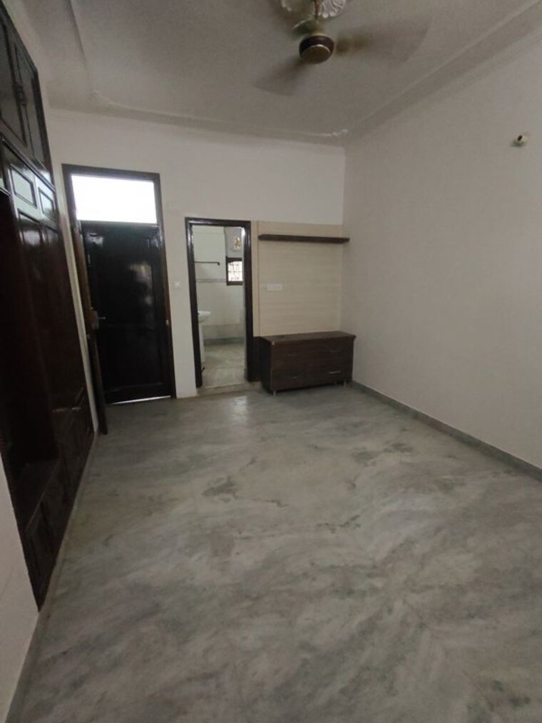 Room, sector 8 3 Bedroom 250 Sq.Yd. Builder Floor In Sector 8 Faridabad 10501578