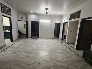 Room in 3 BHK Builder Floor at Sector 8 – for Rent