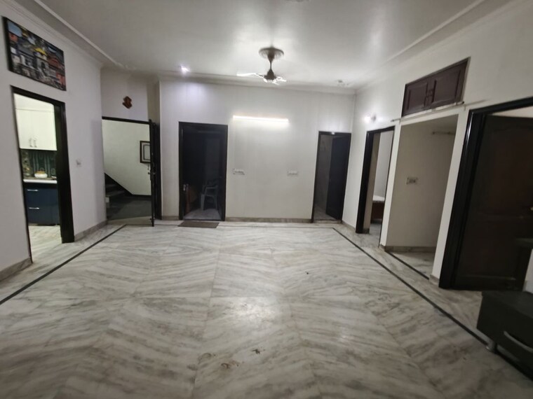 Room, sector 8 3 Bedroom 250 Sq.Yd. Builder Floor In Sector 8 Faridabad 10501578