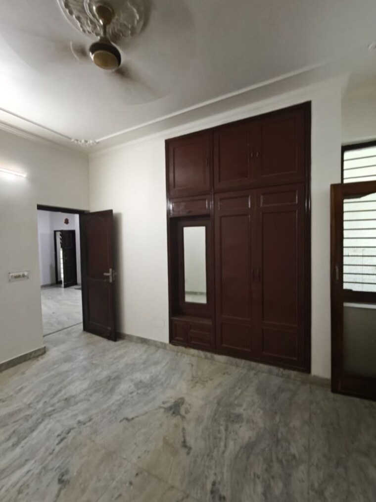 Room, sector 8 3 Bedroom 250 Sq.Yd. Builder Floor In Sector 8 Faridabad 10501578