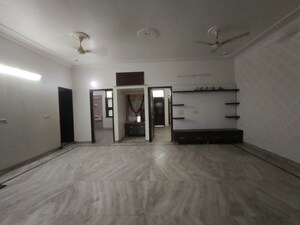 Room in 3 BHK Builder Floor at Sector 8 – for Rent