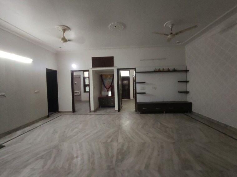 Room, sector 8 3 Bedroom 250 Sq.Yd. Builder Floor In Sector 8 Faridabad 10501578