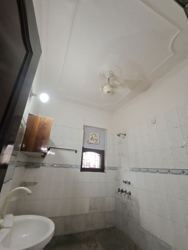 Bathroom, sector 8 3 Bedroom 250 Sq.Yd. Builder Floor In Sector 8 Faridabad 10501578