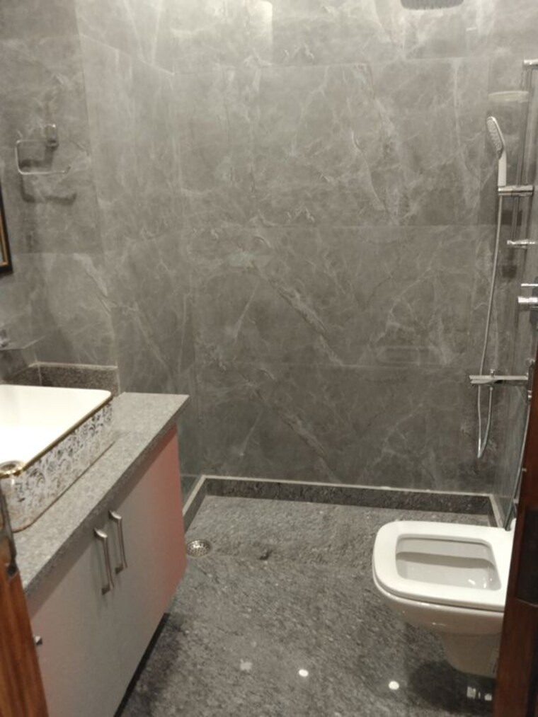 Bathroom, new rajinder nagar 3 Bedroom 100 Sq.Yd. Builder Floor In New Rajinder Nagar Delhi 10501584