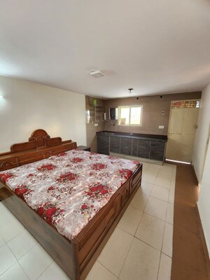 Bedroom in 1 BHK Builder Floor at Dlf Phase ii – for Rent
