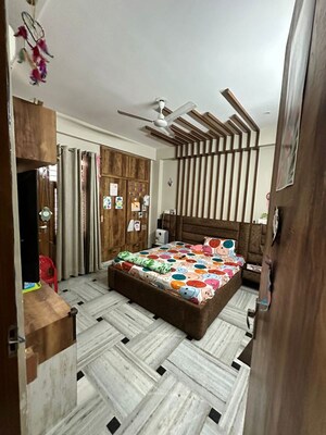 Bedroom in 3 BHK Builder Floor at Dlf Phase ii – for Rent