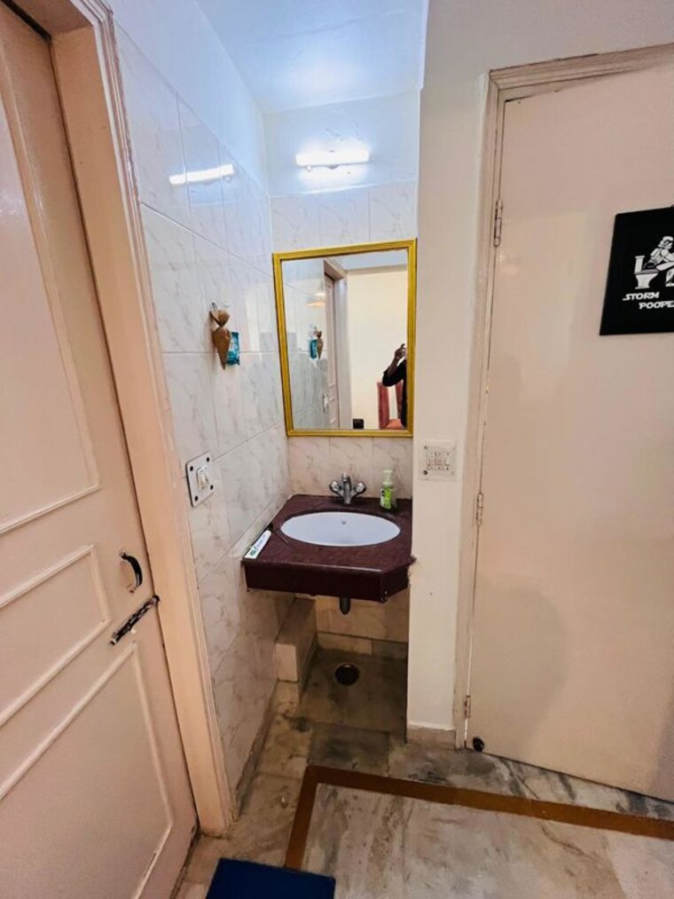 Bathroom, dlf phase ii 2 Bedroom 1800 Sq.Ft. Builder Floor In Dlf Phase ii Gurgaon 10501632