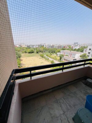 Balcony in 2 BHK Builder Floor at Dlf Phase ii – for Rent