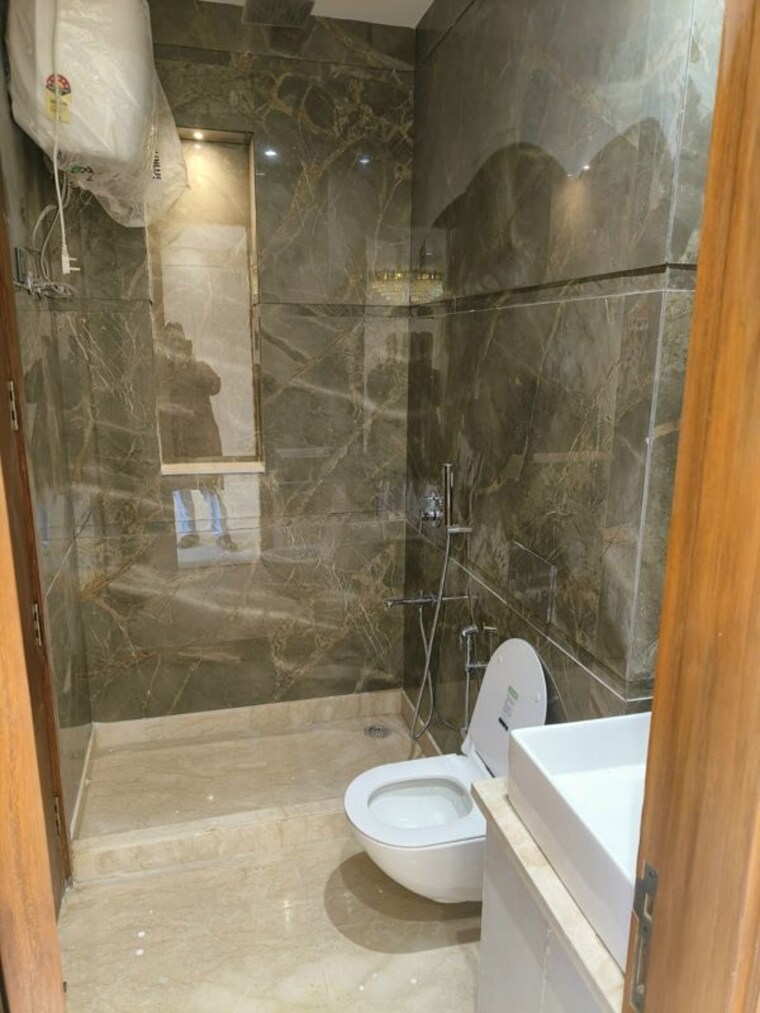 Bathroom, greater kailash i 3 Bedroom 150 Sq.Yd. Builder Floor In Greater Kailash I Delhi 10501627