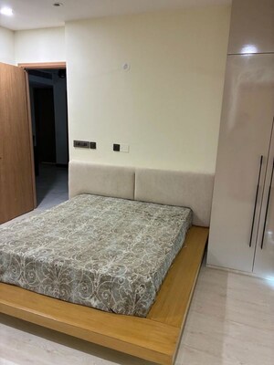 Bedroom in 4 BHK Builder Floor at Dlf Phase ii – for Rent