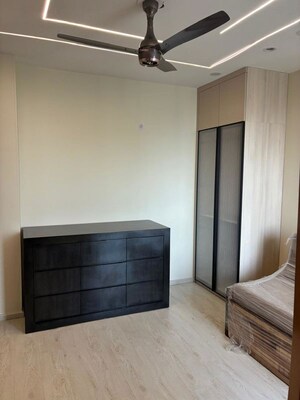 Room in 4 BHK Builder Floor at Dlf Phase ii – for Rent