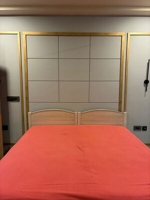 Room in 4 BHK Builder Floor at Dlf Phase ii – for Rent